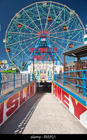 DENO ES WONDER WHEEL AMUSEMENT PARK CONEY ISLAND NEW YORK CITY USA Stockfoto