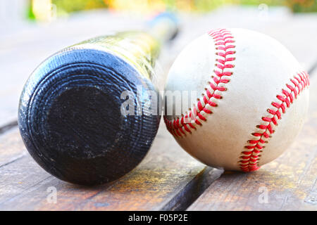 Alten Bat und Grunge-Baseball auf einem Holztisch Stockfoto