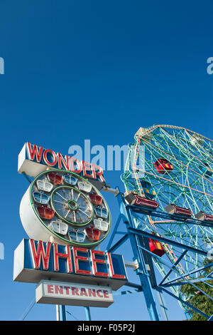 WUNDER RAD ZEICHEN DENOS WONDER WHEEL AMUSEMENT PARK CONEY ISLAND BROOKLYN NEW YORK CITY USA Stockfoto