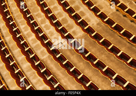 Abstrakte Array von Sitzreihen von oben in Farbe Stockfoto