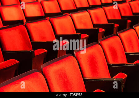 Dramatische roten Sitzmöbeln in einem kleineren Theater an der Chan Center für Darstellende Künste, Vancouver, Kanada Stockfoto