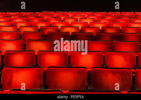 Dramatische roten Sitzmöbeln in einem kleineren Theater an der Chan Center für Darstellende Künste, Vancouver, Kanada Stockfoto