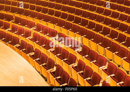 Sitzreihen in der Nähe der Bühne in einem Performing Arts Theater Stockfoto