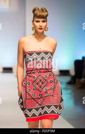 London, UK. 7. August 2015. Modenschau vom Label Lihiya. Africa Fashion Week London 2015 präsentiert Mode und Designer mit Marktständen und Laufsteg zeigt an zwei Tagen (7. / 8. August 2015) im Olympica West. Foto: Nick Savage/Alamy Live-Nachrichten Stockfoto