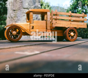 Makroaufnahme eines Holzspielzeug LKW Stockfoto