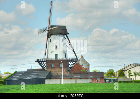 Alte Mühle in der Landschaft von Belgien Stockfoto