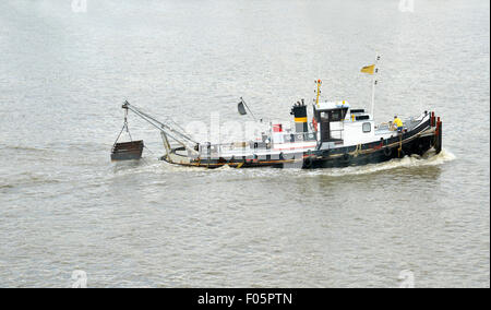 Boot in der Schelde Fluss navigieren in Richtung eines Hafens in Antwerpen Stockfoto