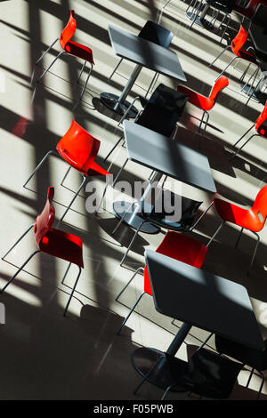 Schatten mit schwarzen und roten Stühlen an der sub Gebäude an der Ubc in Vancouver Stockfoto