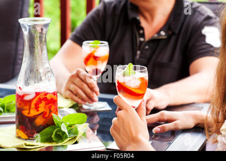 Paar weiße Sangria trinken. Weiße Sangria mit Früchten und Beeren. Stockfoto