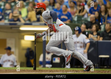 Milwaukee, WI, USA. 7. August 2015. St. Louis Cardinals Recht Fielder singles Jason Heyward #22 zum Mittelfeld in der Major League Baseball Spiel zwischen den Milwaukee Brewers und den St. Louis Cardinals im Miller Park in Milwaukee, Wisconsin. John Fisher/CSM/Alamy Live-Nachrichten Stockfoto