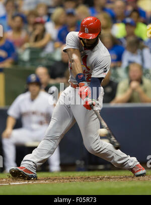 Milwaukee, WI, USA. 7. August 2015. St. Louis Cardinals Recht Fielder singles Jason Heyward #22 zum Mittelfeld in der Major League Baseball Spiel zwischen den Milwaukee Brewers und den St. Louis Cardinals im Miller Park in Milwaukee, Wisconsin. John Fisher/CSM/Alamy Live-Nachrichten Stockfoto