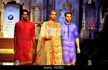 Neu-Delhi, Indien. 7. August 2015. Eine Präsentation der indischen Designer Abu Jani und Sandeep Khosla während der BMW Indien Bridal Fashion Week 2015. Bildnachweis: Hemant Rawat/Pacific Press/Alamy Live-Nachrichten Stockfoto
