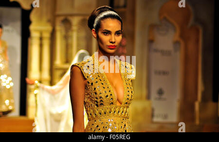 Neu-Delhi, Indien. 7. August 2015. Eine Präsentation der indischen Designer Abu Jani und Sandeep Khosla während der BMW Indien Bridal Fashion Week 2015. Bildnachweis: Hemant Rawat/Pacific Press/Alamy Live-Nachrichten Stockfoto