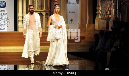 Neu-Delhi, Indien. 7. August 2015. Eine Präsentation der indischen Designer Abu Jani und Sandeep Khosla während der BMW Indien Bridal Fashion Week 2015. Bildnachweis: Hemant Rawat/Pacific Press/Alamy Live-Nachrichten Stockfoto