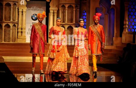 Neu-Delhi, Indien. 7. August 2015. Eine Präsentation der indischen Designer Abu Jani und Sandeep Khosla während der BMW Indien Bridal Fashion Week 2015. Bildnachweis: Hemant Rawat/Pacific Press/Alamy Live-Nachrichten Stockfoto