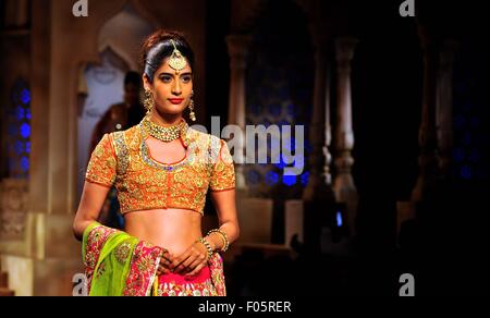 Neu-Delhi, Indien. 7. August 2015. Eine Präsentation der indischen Designer Abu Jani und Sandeep Khosla während der BMW Indien Bridal Fashion Week 2015. Bildnachweis: Hemant Rawat/Pacific Press/Alamy Live-Nachrichten Stockfoto