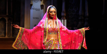Neu-Delhi, Indien. 7. August 2015. Eine Präsentation der indischen Designer Abu Jani und Sandeep Khosla während der BMW Indien Bridal Fashion Week 2015. Bildnachweis: Hemant Rawat/Pacific Press/Alamy Live-Nachrichten Stockfoto