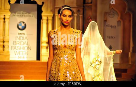 Neu-Delhi, Indien. 7. August 2015. Eine Präsentation der indischen Designer Abu Jani und Sandeep Khosla während der BMW Indien Bridal Fashion Week 2015. Bildnachweis: Hemant Rawat/Pacific Press/Alamy Live-Nachrichten Stockfoto