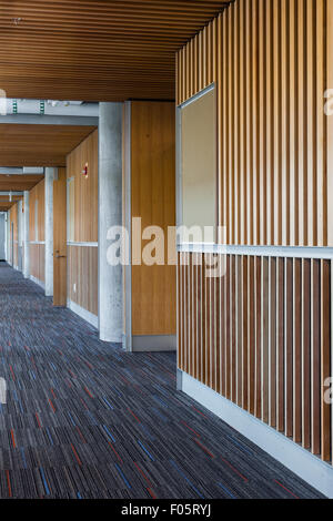 Open-seitig Flur mit vertikalen Holz- Verkleidung als Wandschmuck in der neuen student union Gebäude an der Ubc in Vancouver Stockfoto