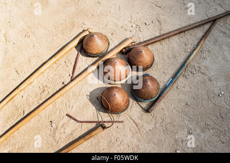 Handgemachte hölzerne Kreisel in einem Hmong Hill Tribe Dorf in Chiang Mai, Thailand, Asien. Stockfoto