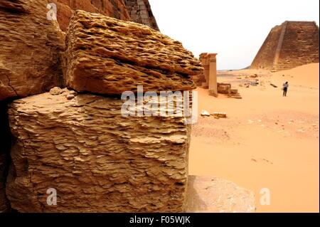 Khartoum. 7. August 2015. Foto aufgenommen am 7. August 2015 zeigt Meroe-Pyramiden für Touristen in Meroe, 250 km nördlich von Khartum, Hauptstadt des Sudan. Die archäologischen Stätten der Insel Meroe, eine halbwüstenartige Landschaft zwischen den Flüssen Nil und Atbara war das Kernland des Königreichs von Kusch, eine Großmacht aus dem 8. Jahrhundert v. Chr. bis 4. Jahrhundert n. Chr. Das Anwesen besteht aus der königlichen Stadt der Könige Kusch bei Meroe, nahe dem Nil, die nahe gelegenen religiöse Stätte des Naqa und Musawwarat es Sufra. © Li Ziheng/Xinhua/Alamy Live-Nachrichten Stockfoto