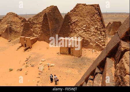 Khartoum. 7. August 2015. Foto aufgenommen am 7. August 2015 zeigt Meroe-Pyramiden für Touristen in Meroe, 250 km nördlich von Khartum, Hauptstadt des Sudan. Die archäologischen Stätten der Insel Meroe, eine halbwüstenartige Landschaft zwischen den Flüssen Nil und Atbara war das Kernland des Königreichs von Kusch, eine Großmacht aus dem 8. Jahrhundert v. Chr. bis 4. Jahrhundert n. Chr. Das Anwesen besteht aus der königlichen Stadt der Könige Kusch bei Meroe, nahe dem Nil, die nahe gelegenen religiöse Stätte des Naqa und Musawwarat es Sufra. © Li Ziheng/Xinhua/Alamy Live-Nachrichten Stockfoto