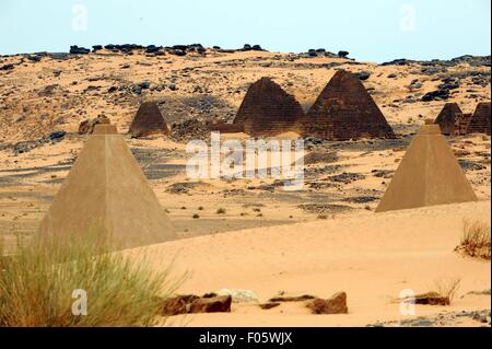 Khartoum. 7. August 2015. Foto aufgenommen am 7. August 2015 zeigt Meroe-Pyramiden für Touristen in Meroe, 250 km nördlich von Khartum, Hauptstadt des Sudan. Die archäologischen Stätten der Insel Meroe, eine halbwüstenartige Landschaft zwischen den Flüssen Nil und Atbara war das Kernland des Königreichs von Kusch, eine Großmacht aus dem 8. Jahrhundert v. Chr. bis 4. Jahrhundert n. Chr. Das Anwesen besteht aus der königlichen Stadt der Könige Kusch bei Meroe, nahe dem Nil, die nahe gelegenen religiöse Stätte des Naqa und Musawwarat es Sufra. © Li Ziheng/Xinhua/Alamy Live-Nachrichten Stockfoto