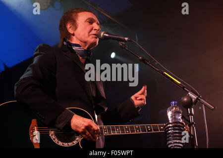Powys, Wales, UK. 7. August 2015. Brecon Jazz 2015 - Freitag, 7. August 2015 - Ray Davies im Konzert als Headliner Act am Eröffnungsabend des dreitägigen Brecon Jazz Festival. Ray Davies begann seine Leistung bei der Markthalle Veranstaltungsort in Brecon mit Hits von The Kinks-Ära. Stockfoto