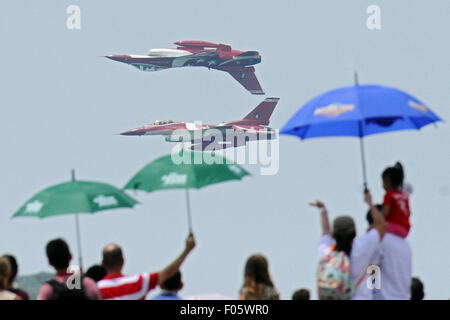 Singapur. 8. August 2015. F-16 Kampfflugzeugen der Republik der Singapur Luftwaffe (RSAF) schwarze Ritter fliegen in Formation über Singapurs Marina Barrage, 8. August 2015. Die RSAF Black Knights Kunstflugstaffel am Samstag in der Feierlichkeiten zum Goldenen Jubiläum von Singapurs Unabhängigkeit durchgeführt. Bildnachweis: Dann Chih Wey/Xinhua/Alamy Live News Stockfoto