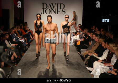 Modelle präsentieren Designs von Düsen auf dem Laufsteg bei der David Jones Frühjahr/Sommer 2015 Kollektion Vorstellung in Sydney. Stockfoto