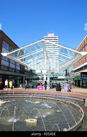 Senken Sie Precinct Shopping Centre mit einem Brunnen im Vordergrund, Coventry, West Midlands, England, Vereinigtes Königreich, West-Europa. Stockfoto