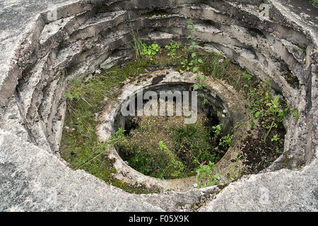 Ruinen des Bunkers aus II Weltkrieg in Przyborow (Polen) Stockfoto