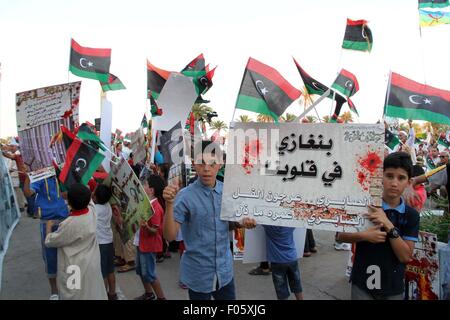 Tripoli, Libyen. 8. August 2015. Demonstranten Welle Banner und halten Parolen während einer Demonstration auf dem Platz der Märtyrer in Tripolis, Libyen, 7. August 2015. Libyer am Freitag statt einen Protest gegen die UN-geführten Verhandlungen zwischen den Konfliktparteien Libyens, beschuldigte die UN des Fremdherstellers in Libyens Angelegenheiten. Bildnachweis: Xinhua/Alamy Live-Nachrichten Stockfoto