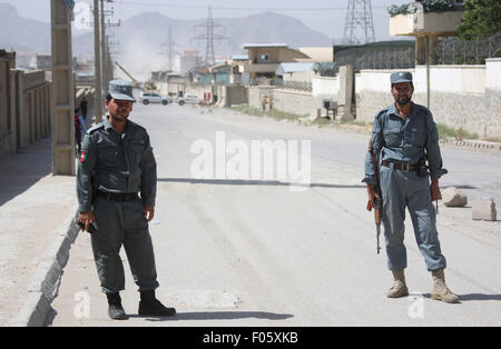 Kabul, Afghanistan. 8. August 2015. Afghanische Soldaten Wache außerhalb einer ausländischen Verbindung nach einem Angriff durch die Taliban in Kabul, Afghanistan, 8. August 2015. Ein Soldat der NATO-geführten entschlossene Unterstützung (RS) Mission während eines Angriffs in Kabul am Freitagabend, getötet wurde, sagte eine Erklärung, die von der Koalition am Samstag veröffentlicht. Bildnachweis: Ahmad Massoud/Xinhua/Alamy Live-Nachrichten Stockfoto