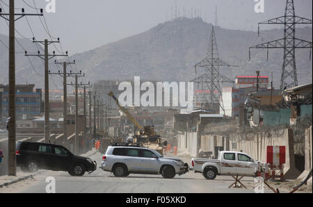 Kabul, Afghanistan. 8. August 2015. Ausländische Fahrzeuge blockieren die Straße außerhalb einer ausländischen Verbindung nach einem Angriff durch die Taliban in Kabul, Afghanistan, 8. August 2015. Ein Soldat der NATO-geführten entschlossene Unterstützung (RS) Mission während eines Angriffs in Kabul am Freitagabend, getötet wurde, sagte eine Erklärung, die von der Koalition am Samstag veröffentlicht. Bildnachweis: Ahmad Massoud/Xinhua/Alamy Live-Nachrichten Stockfoto