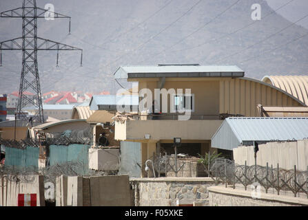 Kabul, Afghanistan. 8. August 2015. Ein afghanischer Polizist wacht auf einem Wachturm, Kontrolle nach einem Angriff durch die Taliban in Kabul, Afghanistan, 8. August 2015. Ein Soldat der NATO-geführten entschlossene Unterstützung (RS) Mission während eines Angriffs in Kabul am Freitagabend, getötet wurde, sagte eine Erklärung, die von der Koalition am Samstag veröffentlicht. Bildnachweis: Ahmad Massoud/Xinhua/Alamy Live-Nachrichten Stockfoto