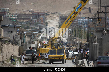 Kabul, Afghanistan. 8. August 2015. Afghanische Polizisten inspizieren den Standort eines Angriffs von Taliban auf eine fremde Substanz in Kabul, Afghanistan, 8. August 2015. Ein Soldat der NATO-geführten entschlossene Unterstützung (RS) Mission während eines Angriffs in Kabul am Freitagabend, getötet wurde, sagte eine Erklärung, die von der Koalition am Samstag veröffentlicht. Bildnachweis: Ahmad Massoud/Xinhua/Alamy Live-Nachrichten Stockfoto