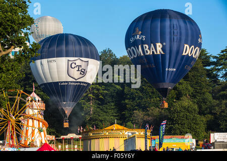 Bristol, UK. 8. August 2015. Am dritte Tag der 37. Bristol International Balloon Fiesta begann mit Masse Aufstieg am frühen Morgen mit mehr als 100 Luftballons teilnehmen.  Mit wenig Wind kämpfte eine Reihe von Piloten zu ihren Ballons über Wasser mit einigen schlagen Baumkronen und eine Reihe gezwungen in der Nähe der Arena herunter zu kommen.  Bristol, UK. 8. August 2015. Bildnachweis: Redorbital Fotografie/Alamy Live-Nachrichten Stockfoto