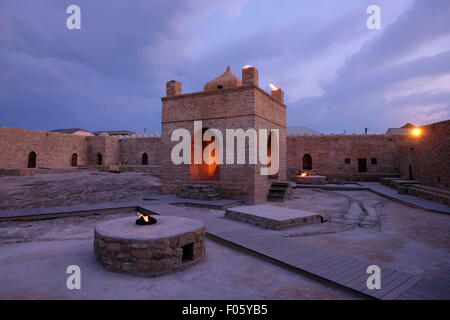 Der fünfeckige Komplex des zoroastrischen Baku Ateshgah wird oft als "Feuertempel von Baku" bezeichnet, ein schlossähnlicher religiöser Tempel und UNESCO-Weltkulturerbe in Surakhani, einem Vorort von Baku, Aserbaidschan. Stockfoto