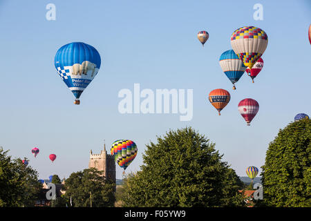 Bristol, UK. 8. August 2015. Am dritte Tag der 37. Bristol International Balloon Fiesta begann mit Masse Aufstieg am frühen Morgen mit mehr als 100 Luftballons teilnehmen.  Mit wenig Wind kämpfte eine Reihe von Piloten zu ihren Ballons über Wasser mit einigen schlagen Baumkronen und eine Reihe gezwungen in der Nähe der Arena herunter zu kommen.  Bristol, UK. 8. August 2015. Bildnachweis: Redorbital Fotografie/Alamy Live-Nachrichten Stockfoto