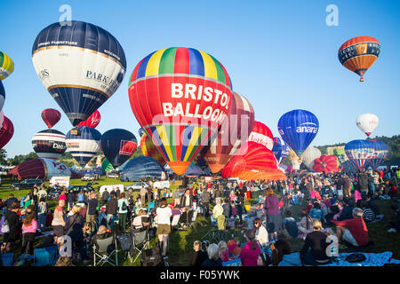 Bristol, UK. 8. August 2015. Am dritte Tag der 37. Bristol International Balloon Fiesta begann mit Masse Aufstieg am frühen Morgen mit mehr als 100 Luftballons teilnehmen.  Mit wenig Wind kämpfte eine Reihe von Piloten zu ihren Ballons über Wasser mit einigen schlagen Baumkronen und eine Reihe gezwungen in der Nähe der Arena herunter zu kommen.  Bristol, UK. 8. August 2015. Bildnachweis: Redorbital Fotografie/Alamy Live-Nachrichten Stockfoto