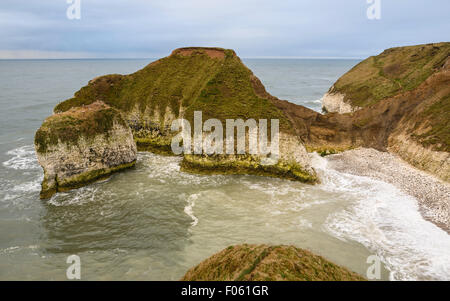 Die zerklüftete Küste mit hohen Kreidefelsen und Flora wie Dämmerung bricht über die Nordsee bei Flamborough Head. Stockfoto