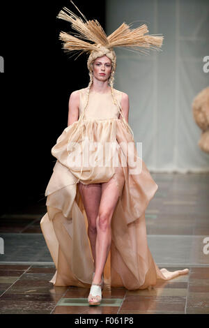 Kopenhagen, Dänemark, 7. August 2015. Ein Modell geht die Start-und Landebahn tragen Designs von Nicholas Nybro während der Copenhagen Fashion Week, Frühjahr/Sommer 2016 Credit: OJPHOTOS/Alamy Live News Stockfoto