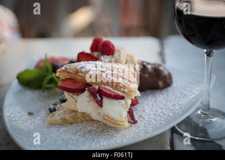 Italienische Dessert serviert mit Rotwein Stockfoto