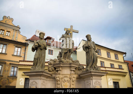 Religiöse Statue auf der Karlsbrücke in Prag. Die Brücke ist mit 30 Statuen und Statuen, die meisten von ihnen geschmückt Baro Stockfoto
