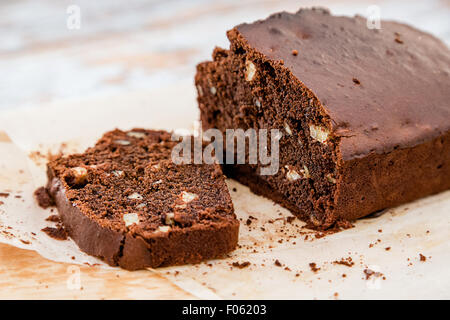 Home-made, Schokolade, Banane und Walnuss-Kuchen Stockfoto