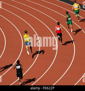 Athleten, die eine Spur herumlaufen Stockfoto