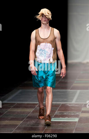 Kopenhagen, Dänemark, 7. August 2015. Ein Modell geht die Start-und Landebahn tragen Designs von Nicholas Nybro während der Copenhagen Fashion Week, Frühjahr/Sommer 2016 Credit: OJPHOTOS/Alamy Live News Stockfoto