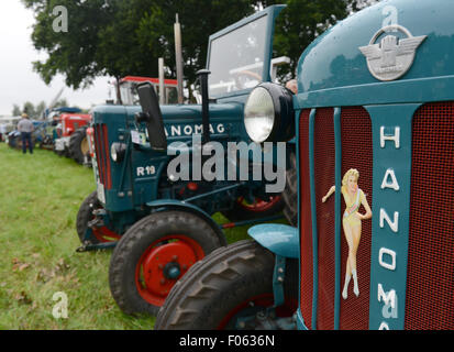 Nordhorn, Deutschland. 8. August 2015. Ein Pin-up auf dem Kühler ein Hanomag-Schlepper am 23. historische Feldtage in Nordhorn, Deutschland, 8. August 2015. 1600 Aussteller werden voraussichtlich 2000 bringen Traktoren der diesjährigen Landmaschinen-Show, hat einen besonderen Fokus auf Maschinen von Deutz produziert. Foto: CAROLINE SEIDEL/DPA/Alamy Live-Nachrichten Stockfoto