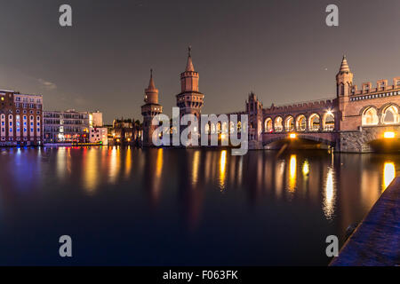 Oberbaumbrücke (Oberbaumbruecke), Berlin, Kreuzberg in der Nacht Stockfoto